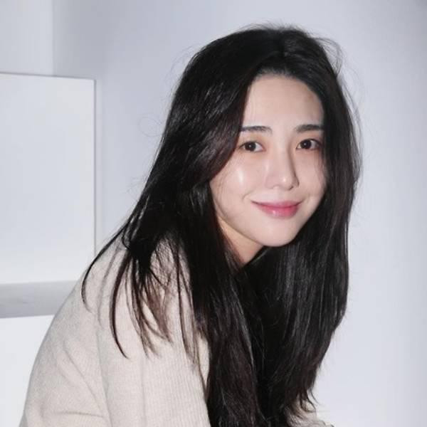 Mina nhiều lần tiết lộ cô đang mắc bệnh tâm lý nhưng phải thường xuyên nghe những bình luận không tốt về mình. Cô đã chọn cách tự tổn thương cơ thể để giải tỏa những áp lực và căng thẳng. Mina nhiều lần tiết lộ cô đang mắc bệnh tâm lý nhưng phải thường xuyên nghe những bình luận không tốt về mình. Cô đã chọn cách tự tổn thương cơ thể để giải tỏa những áp lực và căng thẳng.