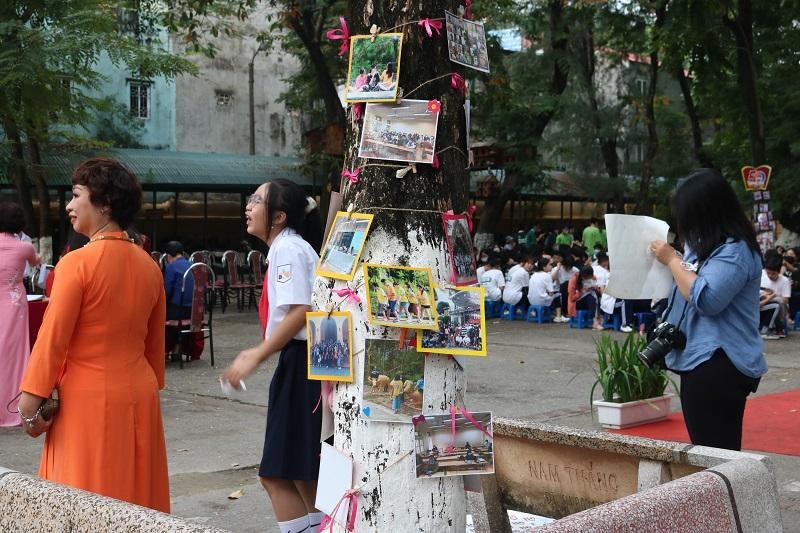 Mọi khoảnh khắc khi lên lớp, học trải nghiệm, chơi thể thao... đều được teen THCS Đống Đa chụp lại, đem dự thi và được sử dụng để trang trí trên các thân cây quanh sân trường.