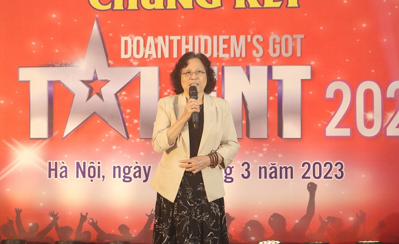 Sự xuất hiện của Nhà giáo Nhân dân Nguyễn Thị Hiền - Chủ tịch Hội đồng quản trị trường Tiểu học Đoàn Thị Điểm đã khích lệ tinh thần của tween tham gia cuộc thi.