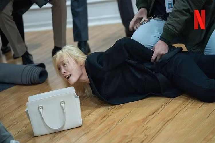 Theo ảnh still cut, Lee Sa Ra (Kim Hieora) có thể sẽ bị cảnh sát bắt giữ. Lý do lớn nhất chính là sử dụng chất cấm.