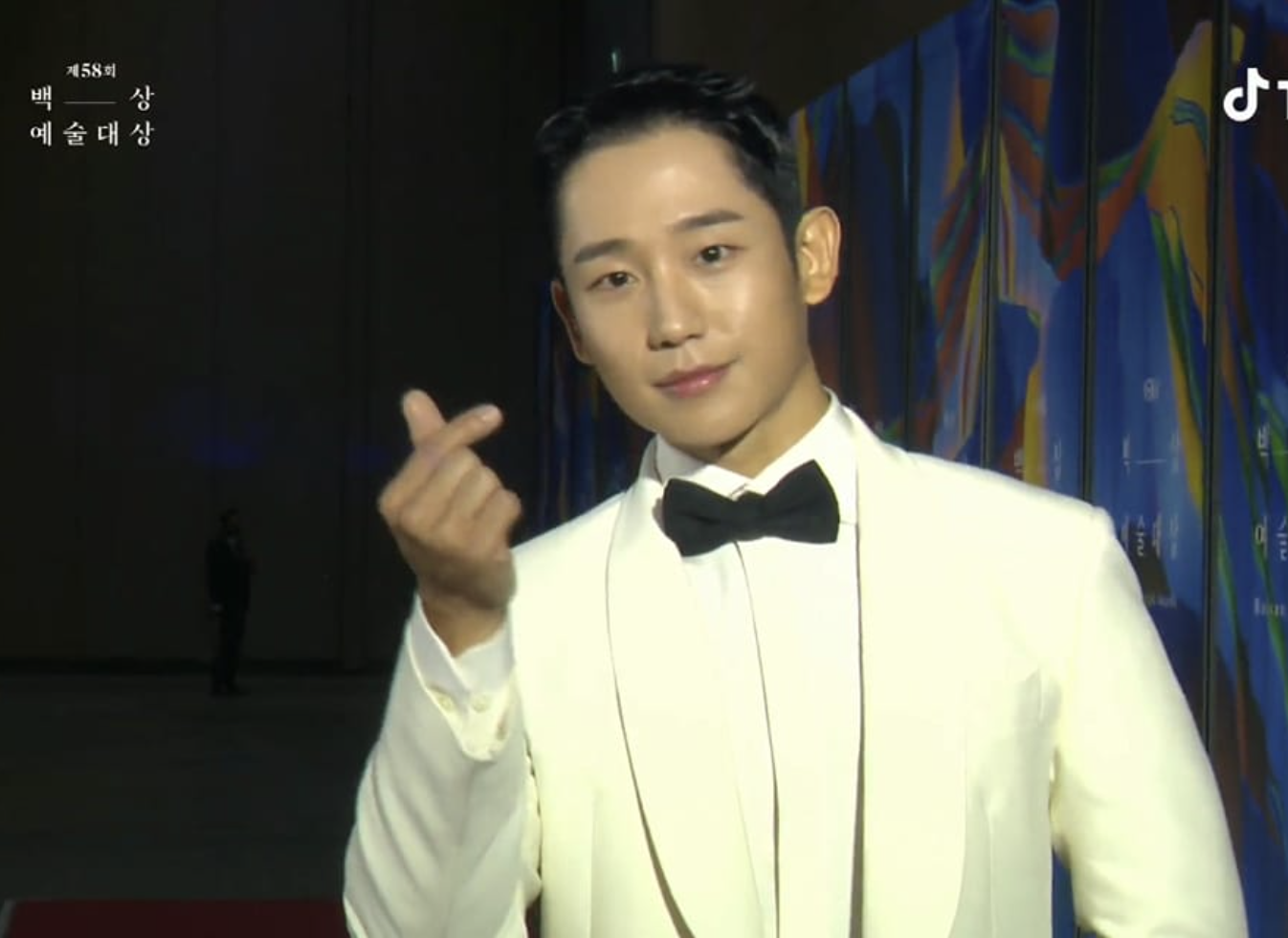 Jung Hae In xuất hiện với vẻ ngoài điển trai khiến fan xiêu lòng.