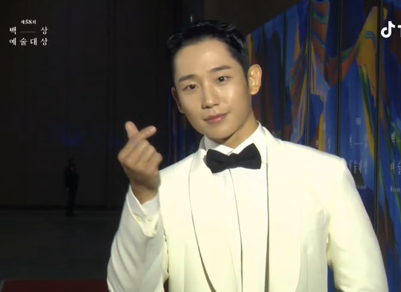 Jung Hae In xuất hiện với vẻ ngoài điển trai khiến fan xiêu lòng.