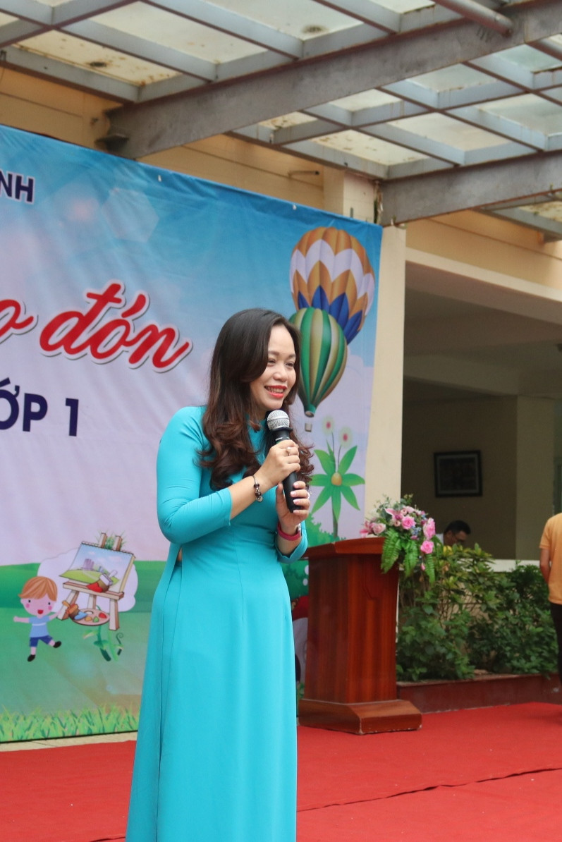 "Biển tim" đáng yêu được tạo bởi các bạn lớp 1 của trường Tiểu học Cát Linh.