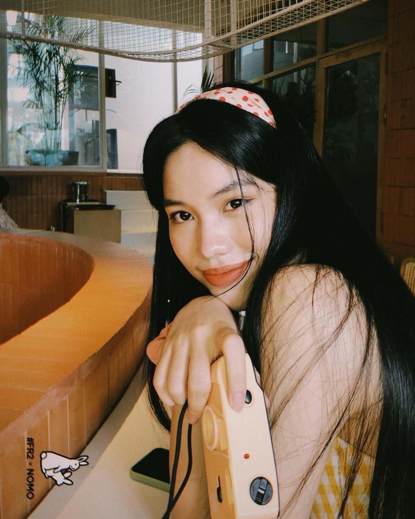 Thùy Chi có thể &quot;cân đẹp&quot; đa dạng phong cách, từ quyến rũ đến nhẹ nhàng, thanh lịch.