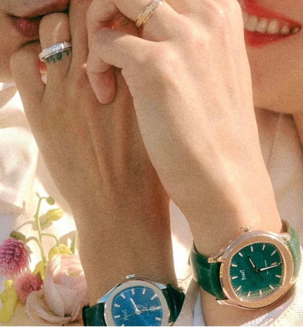 Bức ảnh cô dâu, chú rể chung khung hình duy nhất được bộ đôi chia sẻ là bức ảnh cận khoe nhẫn cưới và đồng hồ đôi. Bức ảnh cô dâu, chú rể chung khung hình duy nhất được bộ đôi chia sẻ là bức ảnh cận khoe nhẫn cưới và đồng hồ đôi.