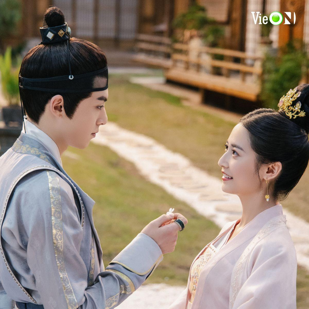 Qua poster và trailer công bố, khán giả không đánh giá cao "phản ứng hóa học" của Vương Hạc Đệ và Trần Ngọc Kỳ. Nhưng sự kịch tính trong trailer lại khiến người xem tò mò. Qua poster và trailer công bố, khán giả không đánh giá cao "phản ứng hóa học" của Vương Hạc Đệ và Trần Ngọc Kỳ. Nhưng sự kịch tính trong trailer lại khiến người xem tò mò.