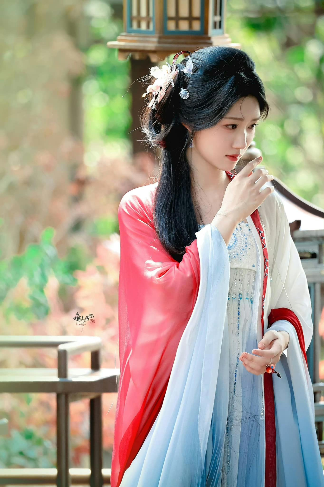 Nét "cáo đội lốt thỏ trắng" từng gây sốt của Lư Dục Hiểu khi vào vai Thượng Quan Thiển trong Vân Chi Vũ được khán giả cảm nhận đã trở lại đâu đó ở dáng hình của Minh Ý.