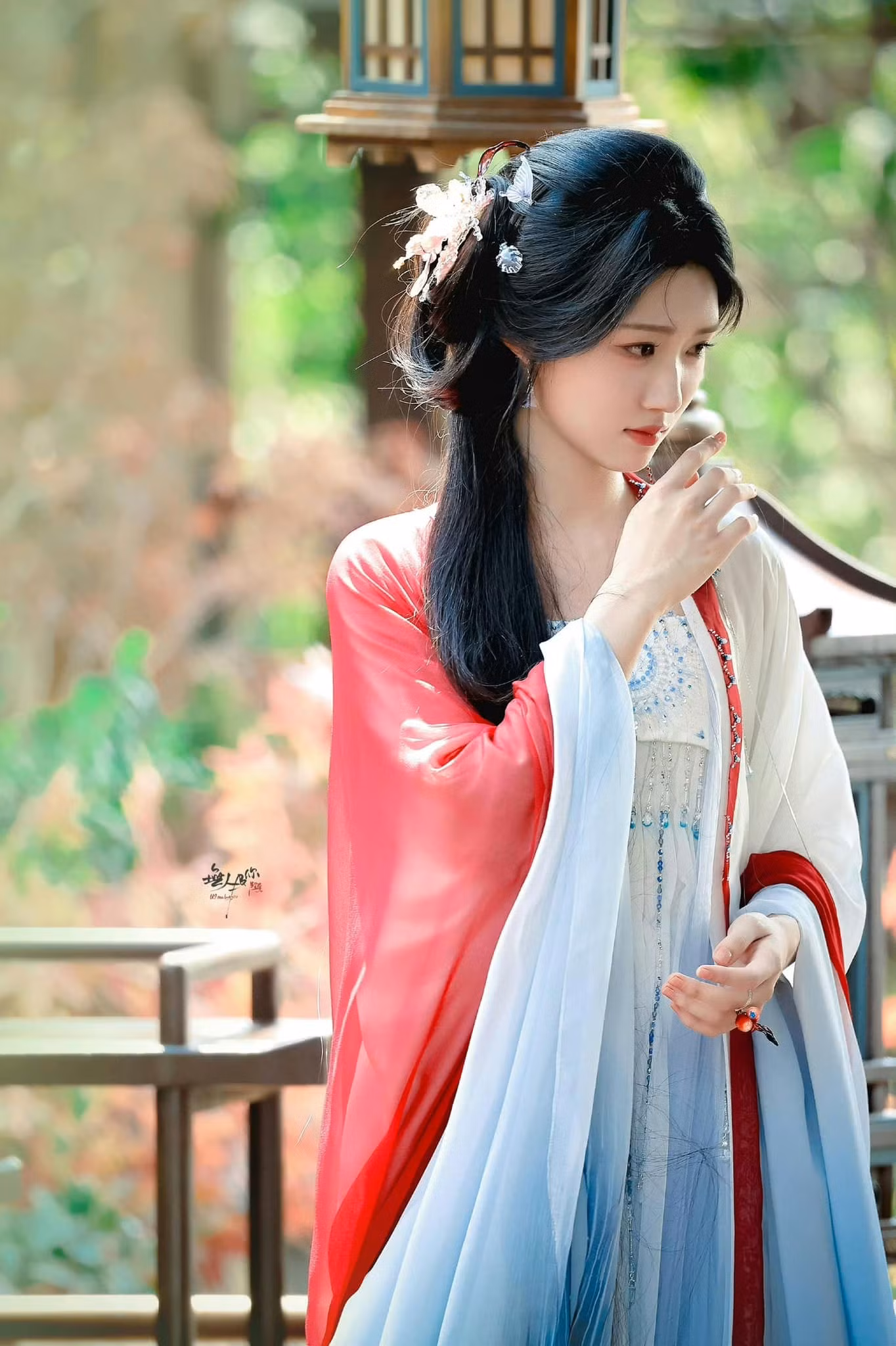 Nét "cáo đội lốt thỏ trắng" từng gây sốt của Lư Dục Hiểu khi vào vai Thượng Quan Thiển trong Vân Chi Vũ được khán giả cảm nhận đã trở lại đâu đó ở dáng hình của Minh Ý.