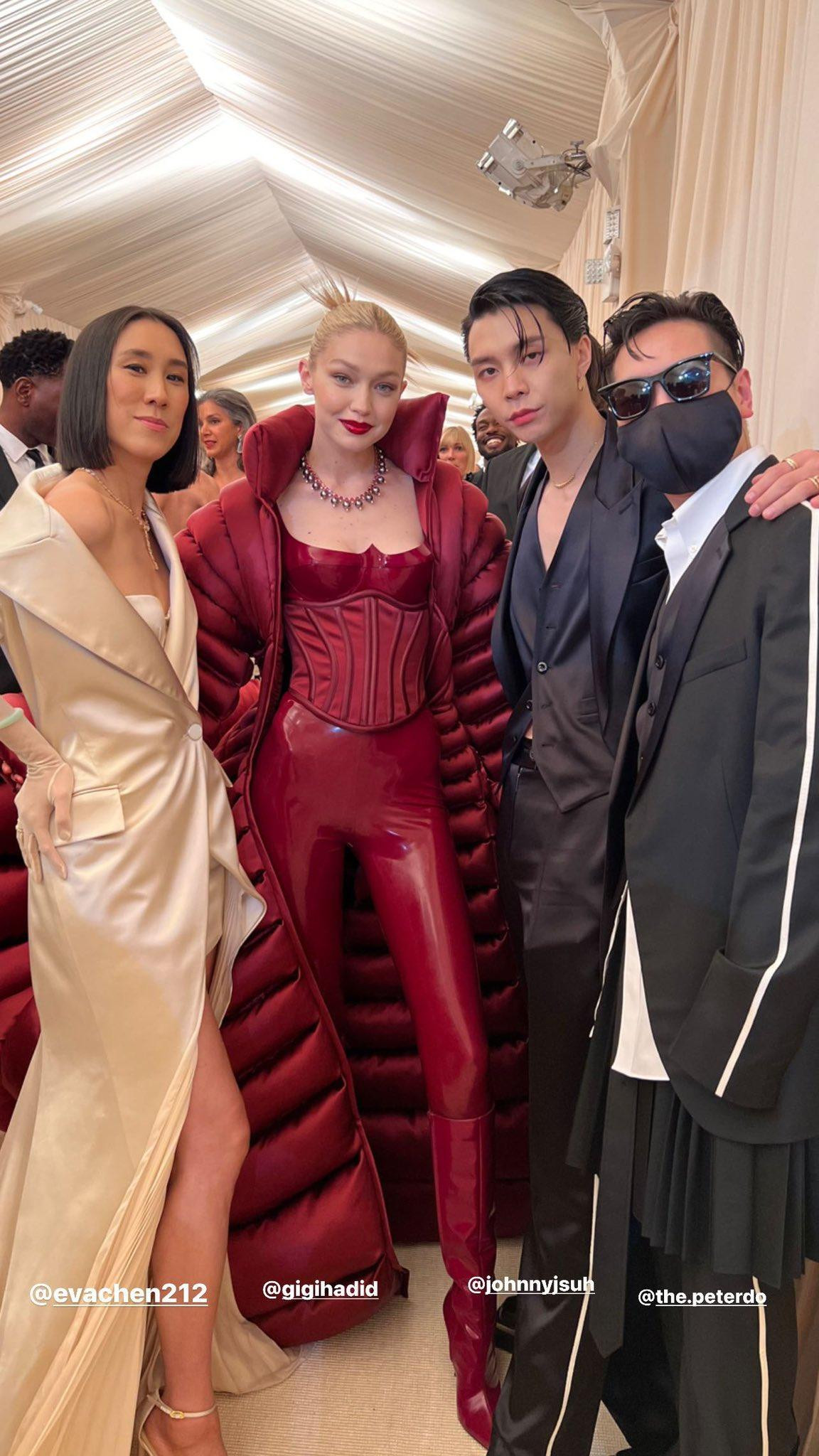 Johnny được khen ngợi với thần thái không hề kém cạnh khi đứng chung khung hình với siêu mẫu Gigi Hadid. Johnny được khen ngợi với thần thái không hề kém cạnh khi đứng chung khung hình với siêu mẫu Gigi Hadid.