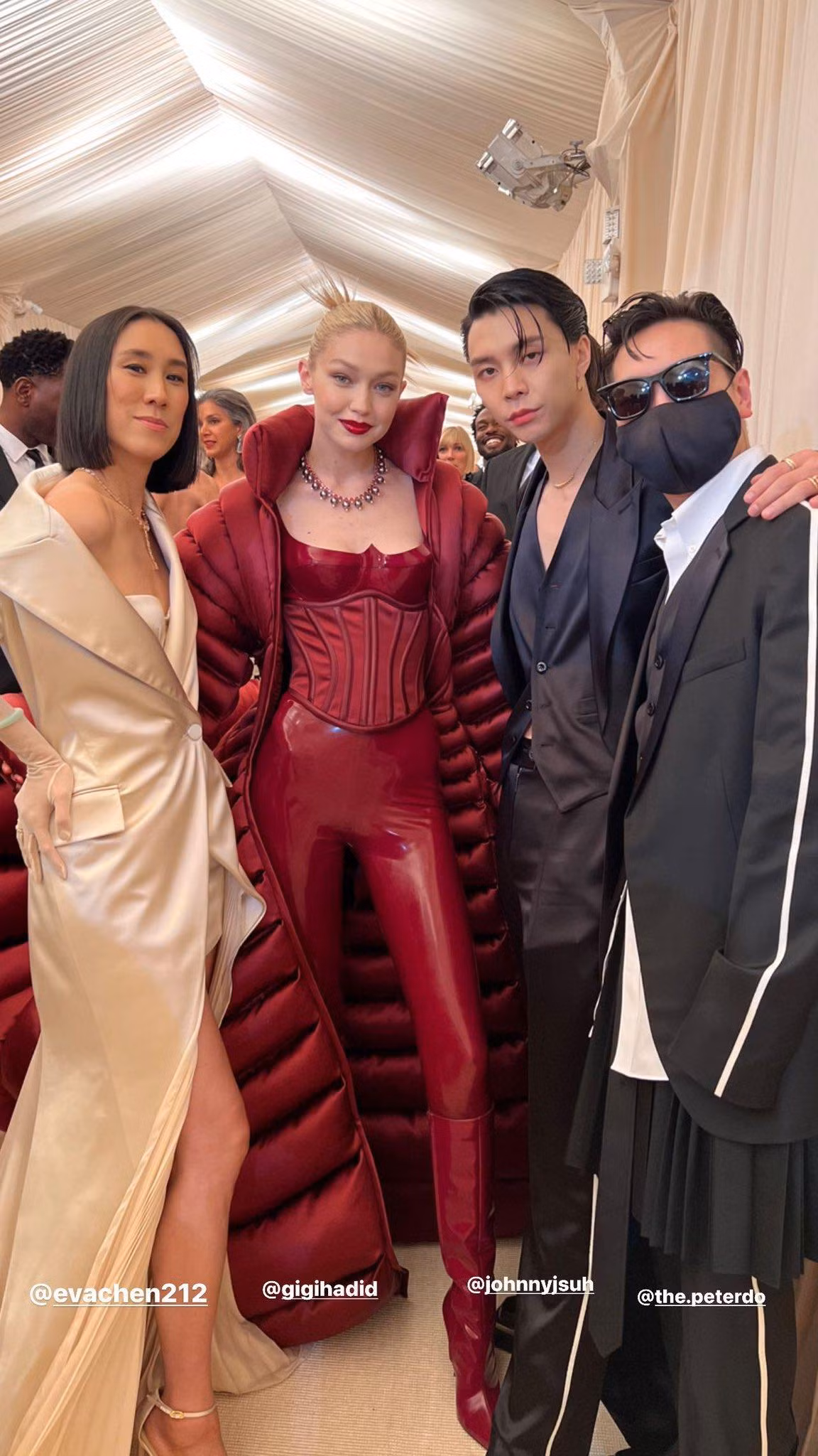 Johnny được khen ngợi với thần thái không hề kém cạnh khi đứng chung khung hình với siêu mẫu Gigi Hadid.