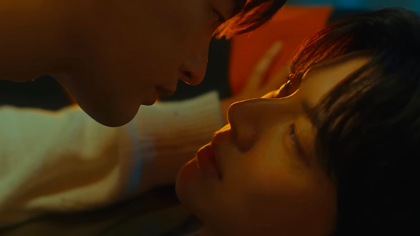 Phân cảnh đại náo mạng xã hội trong teaser nhưng không có trong MV chính thức. Đây chỉ là ý nghĩ thoáng qua trong đầu nhân vật In Guk mà thôi. Phân cảnh đại náo mạng xã hội trong teaser nhưng không có trong MV chính thức. Đây chỉ là ý nghĩ thoáng qua trong đầu nhân vật In Guk mà thôi.