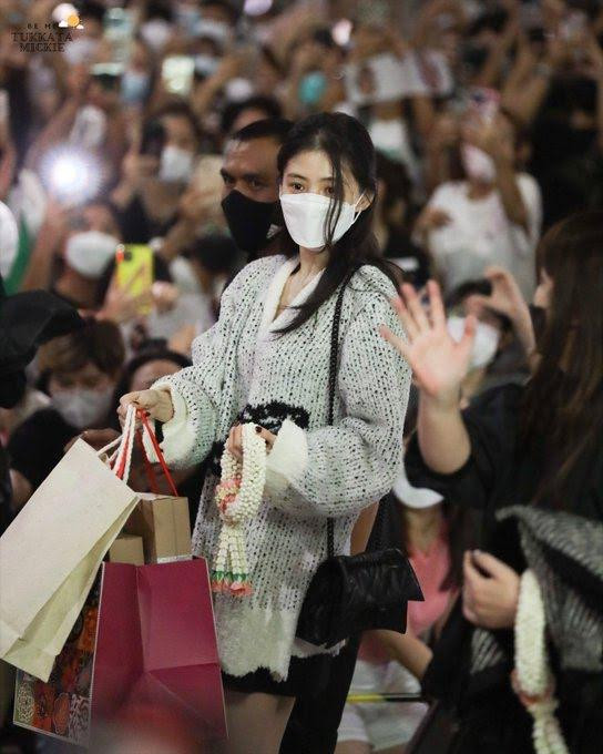 Han So Hee nhận được sự yêu thương và chào đón nồng nhiệt của fan khi đặt chân đến Thái Lan. Han So Hee nhận được sự yêu thương và chào đón nồng nhiệt của fan khi đặt chân đến Thái Lan.
