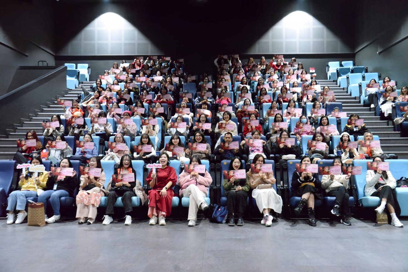 Zhoufam thể hiện sự ủng hộ với diễn viên Duy Khánh