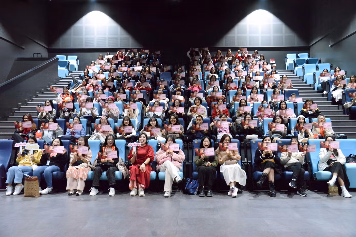 Zhoufam thể hiện sự ủng hộ với diễn viên Duy Khánh