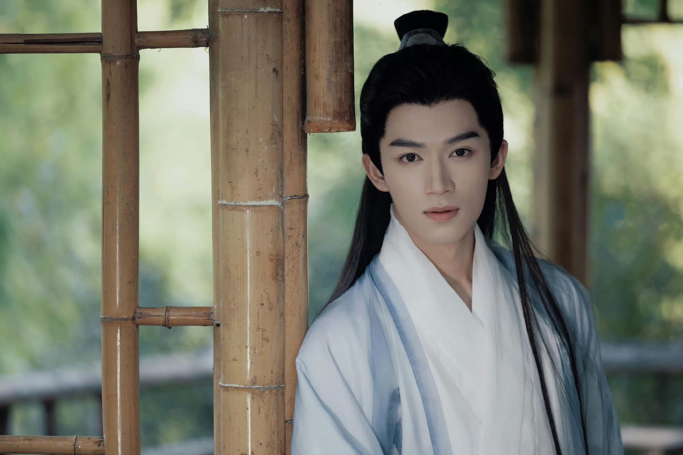 Bộ ảnh mới của Vương Tinh Việt khiến fan liên tưởng tới vai diễn của anh trong Công Tử Khuynh Thành.