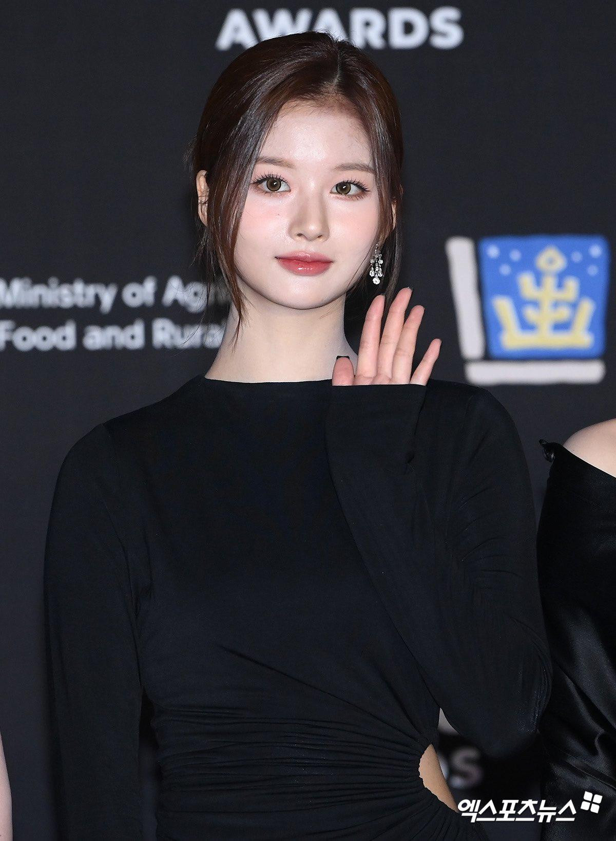 Thêm một màn nhan sắc cứu outfit từ vị trí Sullyoon (NMIXX), chiếc váy đen khoe đường phần eo và hông của nữ idol, nhưng lại làm lộ khuyết điểm vai. Dù vậy, gương mặt xinh đẹp tựa tiên tử của Sullyoon vẫn khiến trái tim nhiều cư dân mạng thổn thức. Thêm một màn nhan sắc cứu outfit từ vị trí Sullyoon (NMIXX), chiếc váy đen khoe đường phần eo và hông của nữ idol, nhưng lại làm lộ khuyết điểm vai. Dù vậy, gương mặt xinh đẹp tựa tiên tử của Sullyoon vẫn khiến trái tim nhiều cư dân mạng thổn thức.