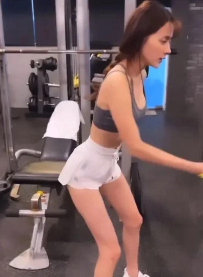 Thân hình gầy gò quá mức của Baifern khiến nhiều người hâm mộ lo lắng.