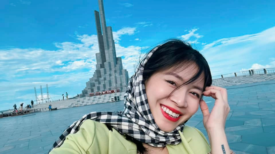 MC Hoàng Linh đã có mặt ở điểm cầu vào ngày 11/10. - Ảnh: FBNV MC Hoàng Linh đã có mặt ở điểm cầu vào ngày 11/10. - Ảnh: FBNV