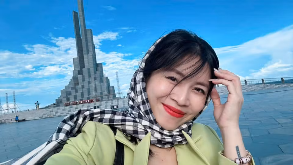 MC Hoàng Linh đã có mặt ở điểm cầu vào ngày 11/10. - Ảnh: FBNV
