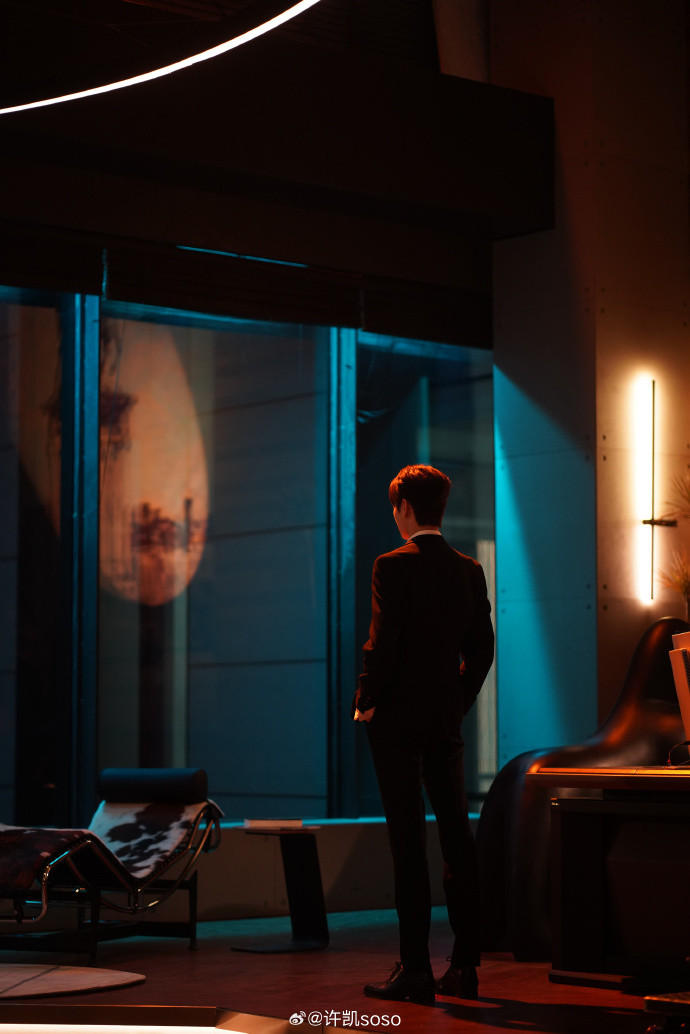 Dáng đứng của Hứa Khải ở Em Đẹp Hơn Ánh Saocũng viral trong cộng đồng mê ngôn tình vì đẹp như tổng tài bước ra từ truyện tranh.