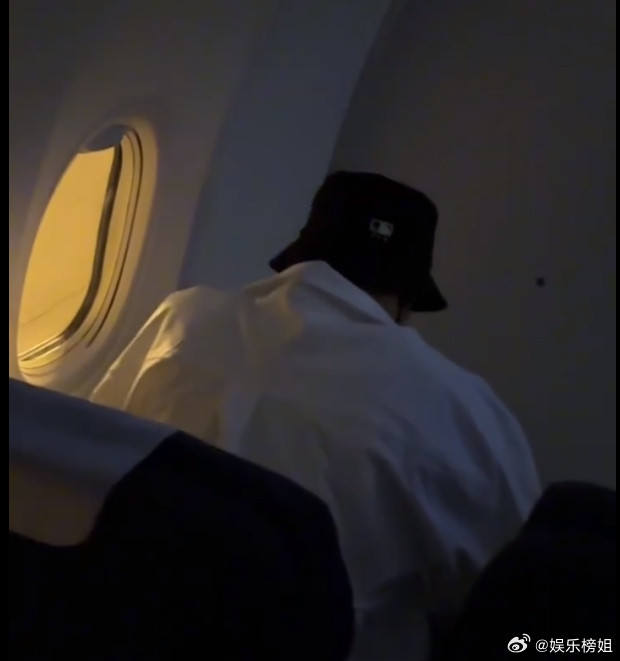 Fan nghi Điền Hủ Ninh đã khóc trên máy bay. Fan nghi Điền Hủ Ninh đã khóc trên máy bay.