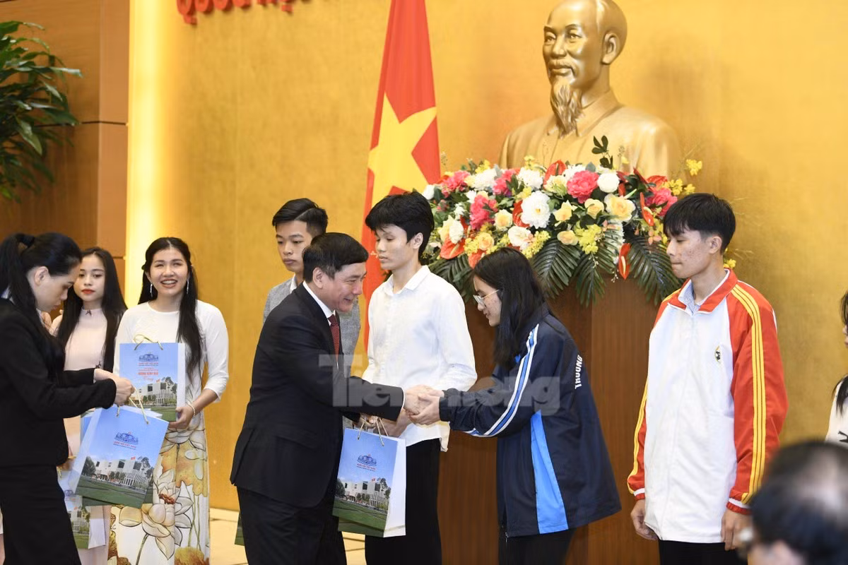 Các bạn sinh viên nhận quà của Chủ tịch Quốc hội. Các bạn sinh viên nhận quà của Chủ tịch Quốc hội.