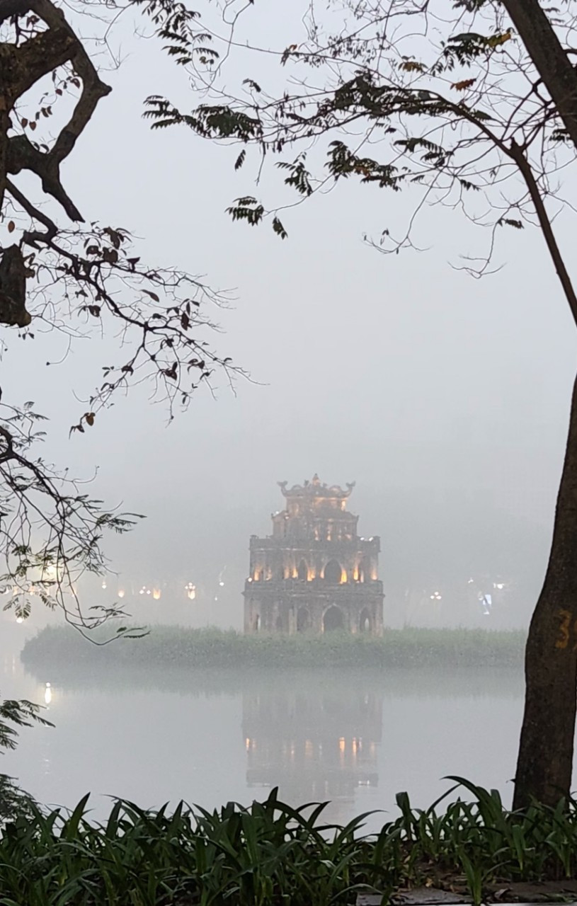 Lớp sương bao trùm quanh mặt hồ. - Ảnh: Thuận Hóa