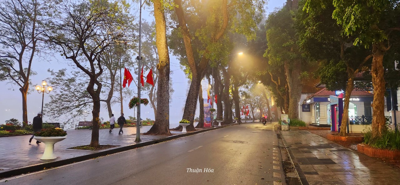 Mưa phùn, sương mù vào sáng sớm ở Hà Nội. - Ảnh: Thuận Hóa