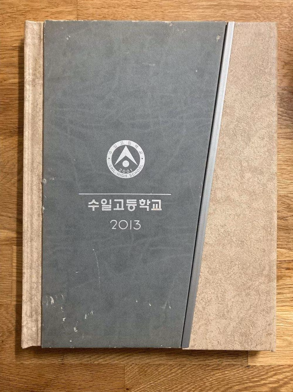 Người cung cấp thông tin đưa ra cuốn kỷ yếu trường cấp 3 Suil năm 2013 - trường Nam Joo Hyuk từng theo học để chứng minh thân phận.