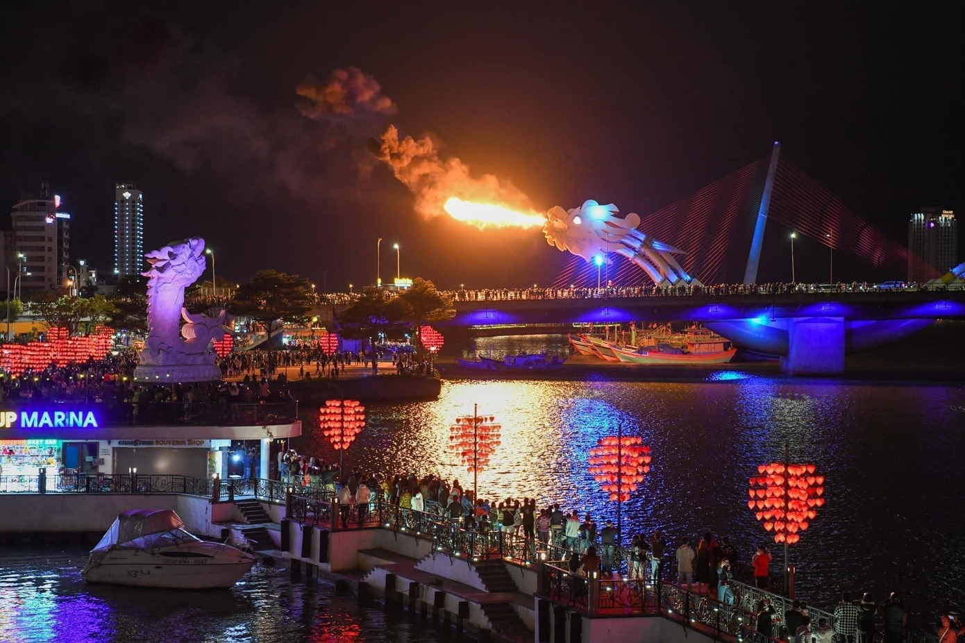 Cầu Tình yêu dự kiến sẽ đón lượng khách lớn vào dịp lễ Tình nhân. Cầu Tình yêu dự kiến sẽ đón lượng khách lớn vào dịp lễ Tình nhân.