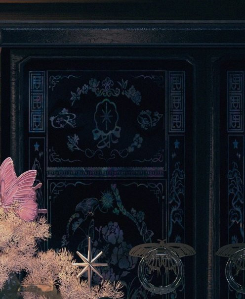 Để ý kỹ hơn có thể thấy họa tiết trên tủ và mành che có in viết tắt tên của Red Velvet (RV). Để ý kỹ hơn có thể thấy họa tiết trên tủ và mành che có in viết tắt tên của Red Velvet (RV).