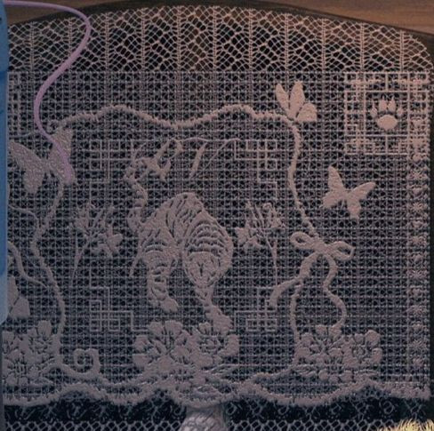 Để ý kỹ hơn có thể thấy họa tiết trên tủ và mành che có in viết tắt tên của Red Velvet (RV). Để ý kỹ hơn có thể thấy họa tiết trên tủ và mành che có in viết tắt tên của Red Velvet (RV).