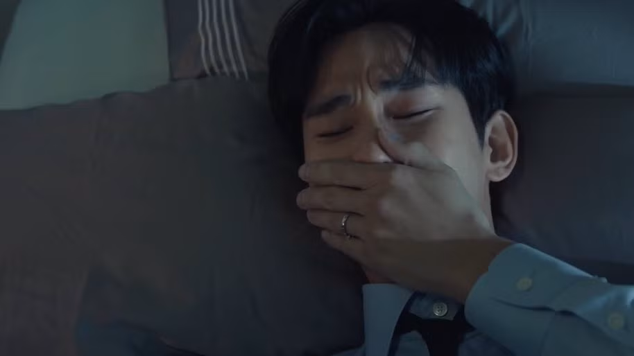 Kim Soo Hyun đã nói rằng tập nào trongQueen of Tears anh cũng khóc, vui khóc, buồn càng khóc... Và tập 5 có lẽ cũng không ngoại lệ.