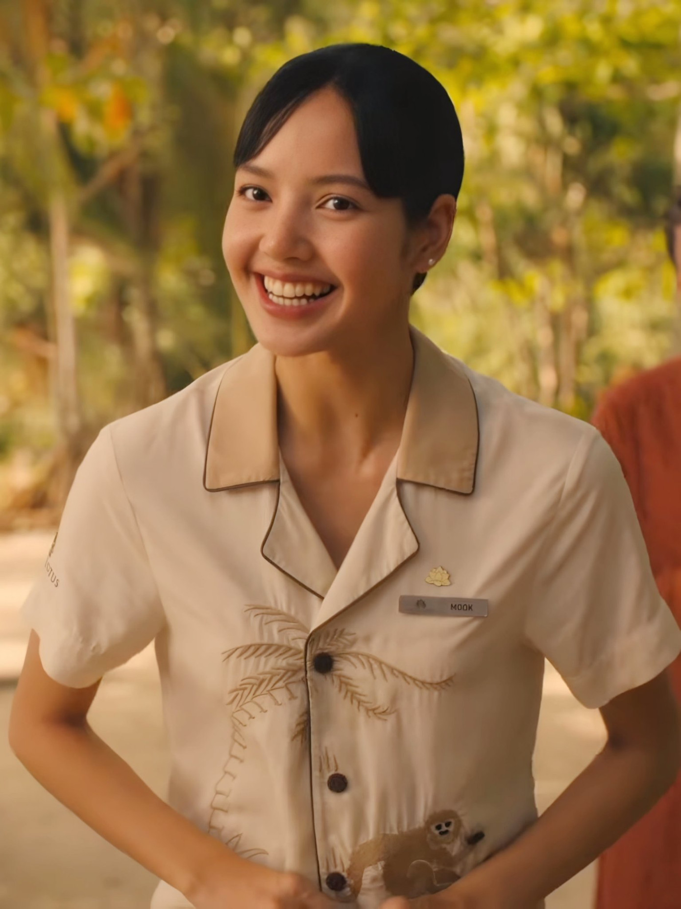 Dựa vào hình ảnh này, khán giả đoán Lisa vào vai quản lý của khách sạn ở Thái Lan.