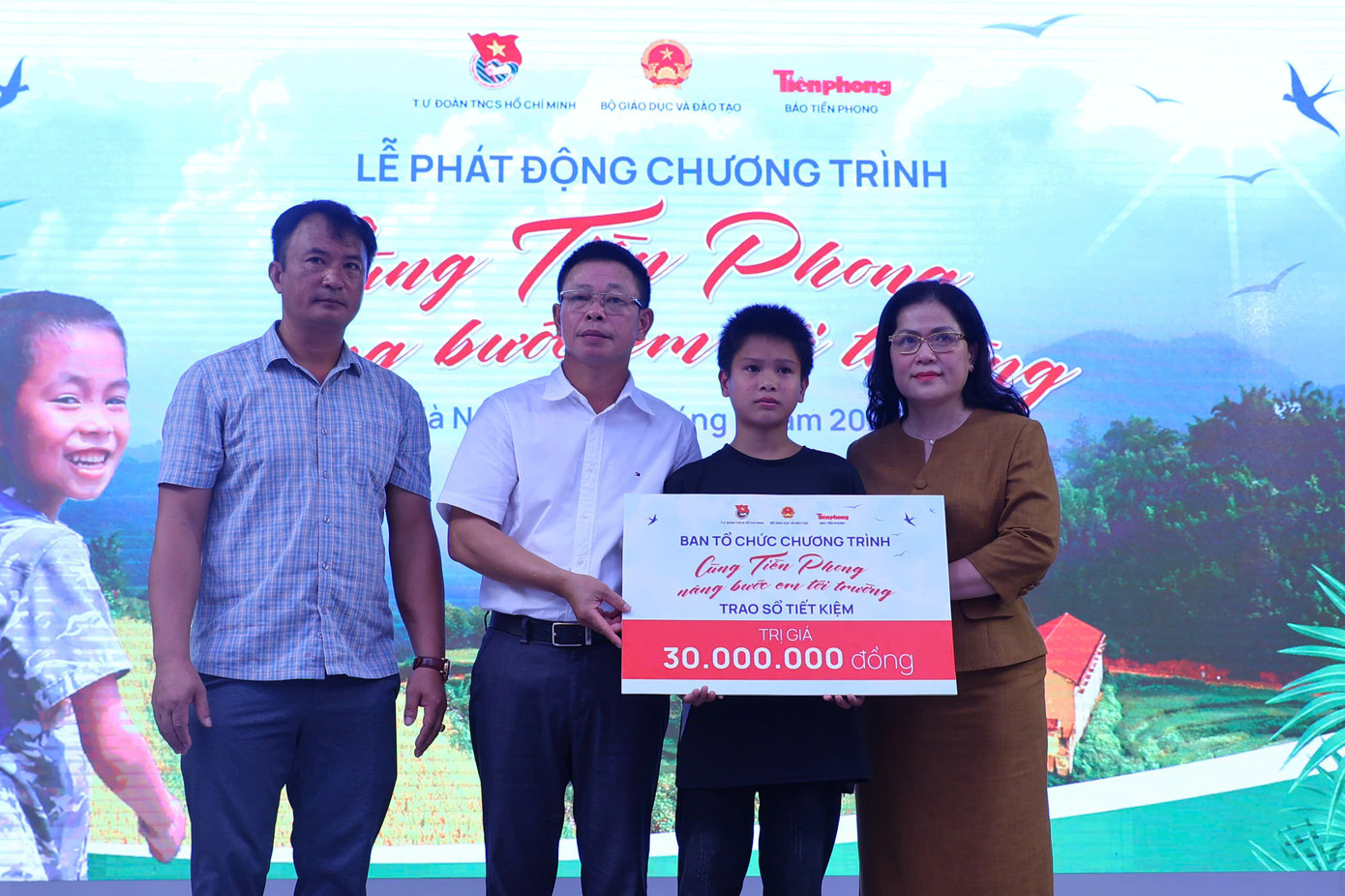 Sau phần chia sẻ, Thứ trưởng Bộ GD&ĐT Nguyễn Thị Kim Chi và Nhà báo Phùng Công Sưởng, Tổng biên tập báo Tiền Phong đã trao tặng sổ tiết kiệm trị giá 30 triệu đồng cho bạn Hoàng Anh Quân. - Ảnh: Trọng Tài