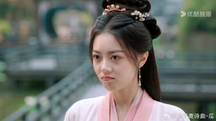 Độ Hoa Niên là dự án cổ trang đầu tiên mà Triệu Kim Mạch đóng chính. Độ Hoa Niên là dự án cổ trang đầu tiên mà Triệu Kim Mạch đóng chính.