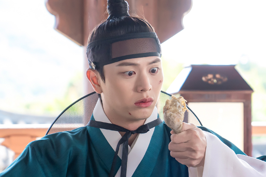 Đồ ăn ngon là thứ khiến Gang Cheol "tròn mắt" mê đắm sau khi bị kẹt trong thân xác của Yoon Gap. Đồ ăn ngon là thứ khiến Gang Cheol "tròn mắt" mê đắm sau khi bị kẹt trong thân xác của Yoon Gap.