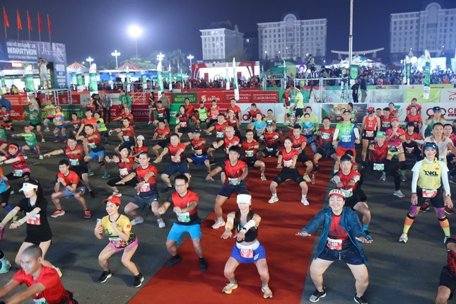 Sự hào hứng và phấn khích &quot;tràn màn hình&quot; của các runner trước &quot;giờ G&quot;.