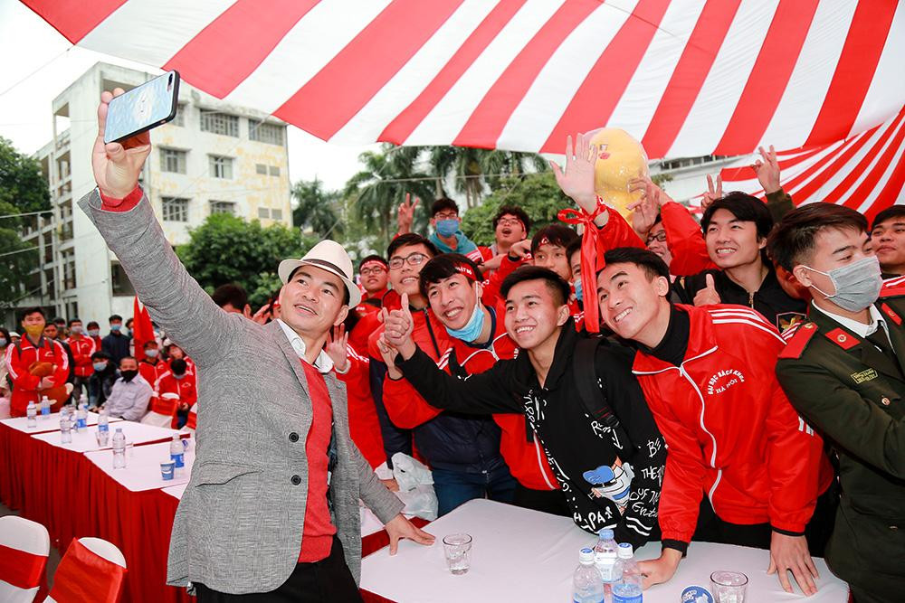 Sự xuất hiện của NSƯT Xuân Bắc tại chương trình luôn khiến các bạn trẻ hào hứng, phấn khích hơn bao giờ hết. (Ảnh: Công Thắng)