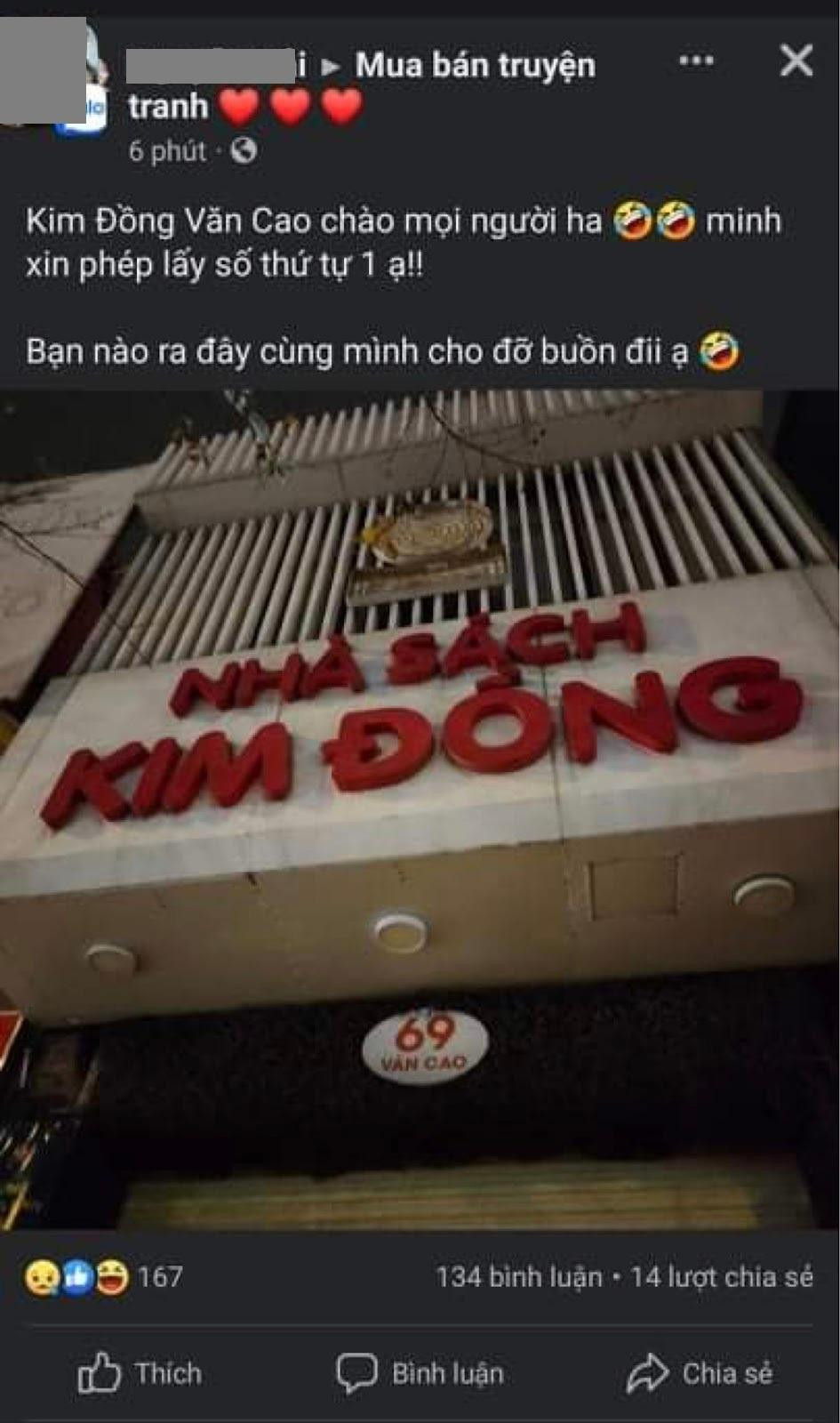 Một số bạn trẻ đã có mặt tại nhà sách từ tối hôm trước để trở thành người đầu tiên sở hữu bản giới hạn.