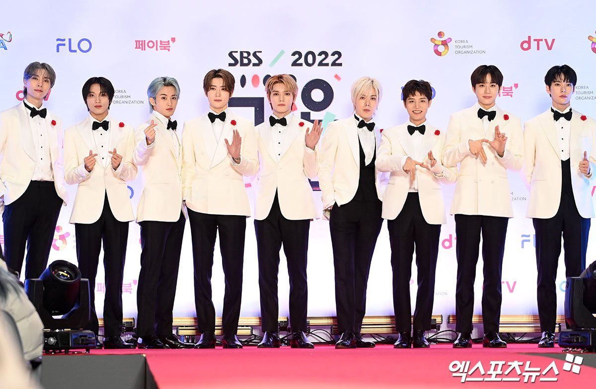 ...và NCT 127 khiến thảm đỏ bừng sáng với diện mạo như bạch mã hoàng tử. Bình luận trên các trang mạng xã hội đang tràn ngập những lời khen dành cho visual các chàng trai.