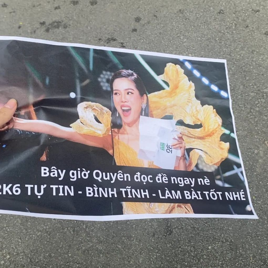 Meme "huyền thoại" của Lệ Quyên tại Làn Sóng Xanh được "triệu hồi", trở thành cảm hứng tạo banner cổ vũ cho teen 2K6. - Ảnh: Võ Thắng Meme "huyền thoại" của Lệ Quyên tại Làn Sóng Xanh được "triệu hồi", trở thành cảm hứng tạo banner cổ vũ cho teen 2K6. - Ảnh: Võ Thắng