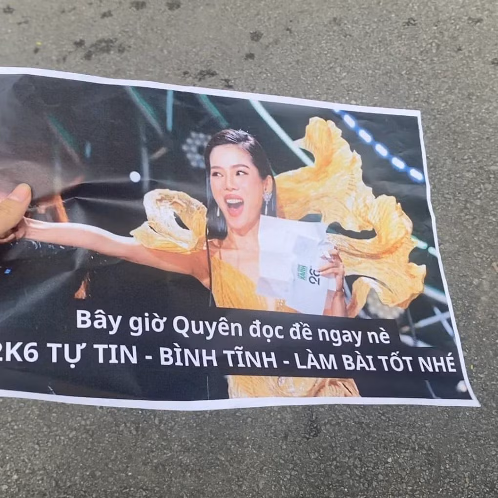 Meme "huyền thoại" của Lệ Quyên tại Làn Sóng Xanh được "triệu hồi", trở thành cảm hứng tạo banner cổ vũ cho teen 2K6. - Ảnh: Võ Thắng