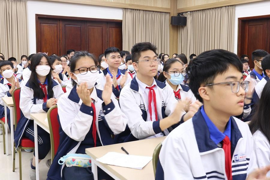 Teen THCS Ngô Sĩ Liên phấn khích, hào hứng dành những tràng pháo tay lớn khi Trung tướng Phạm Tuân xuất hiện.