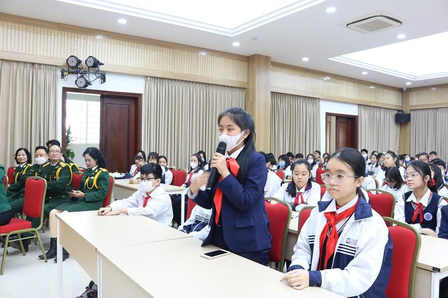 Bạn Nguyễn Thanh Mai (lớp 6A4) là một trong những học sinh xung phong đặt câu hỏi cho Trung tướng Phạm Tuân.