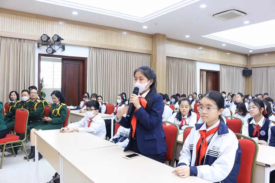 Bạn Nguyễn Thanh Mai (lớp 6A4) là một trong những học sinh xung phong đặt câu hỏi cho Trung tướng Phạm Tuân. Bạn Nguyễn Thanh Mai (lớp 6A4) là một trong những học sinh xung phong đặt câu hỏi cho Trung tướng Phạm Tuân.