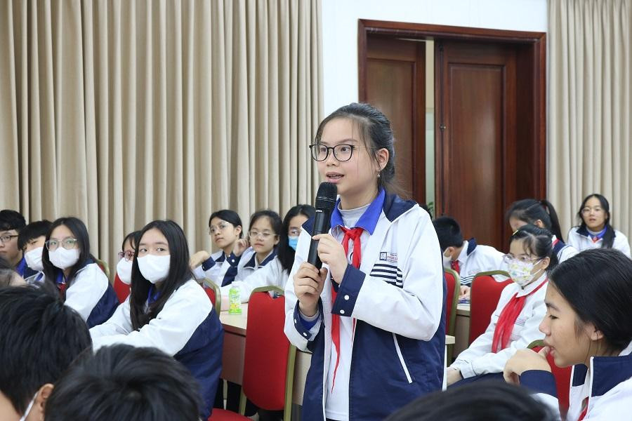 Cô bạn Lê Khánh Linh (lớp 7A2) tò mò về kỷ vật mà Trung tướng Phạm Tuân mang theo khi lên vũ trụ.