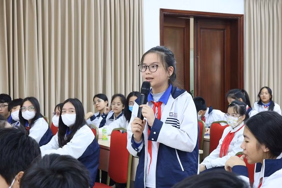 Cô bạn Lê Khánh Linh (lớp 7A2) tò mò về kỷ vật mà Trung tướng Phạm Tuân mang theo khi lên vũ trụ. Cô bạn Lê Khánh Linh (lớp 7A2) tò mò về kỷ vật mà Trung tướng Phạm Tuân mang theo khi lên vũ trụ.