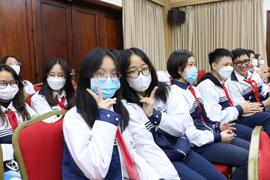 Minh Tuệ (trái) - Thanh Thảo (phải)