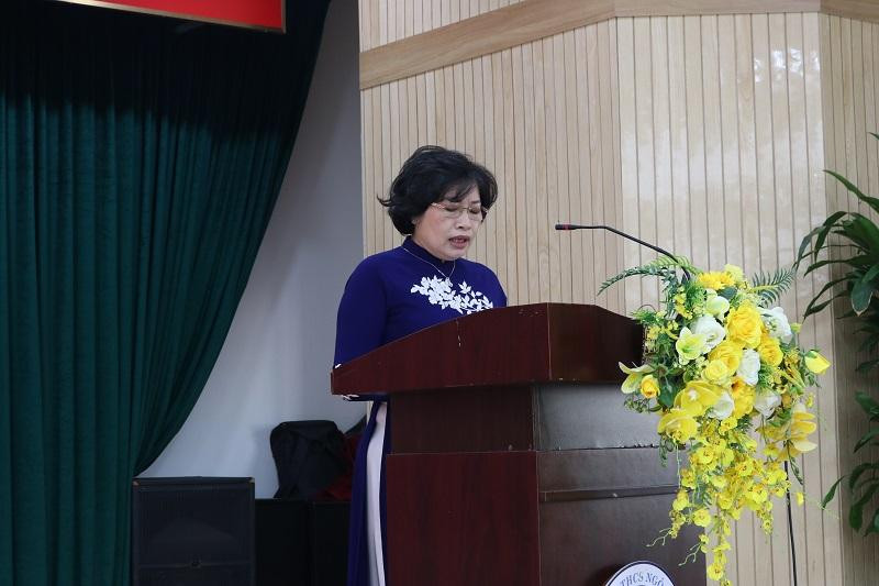 Cô Hiệu trưởng Phạm Thu Hà phát biểu mở đầu buổi sinh hoạt.